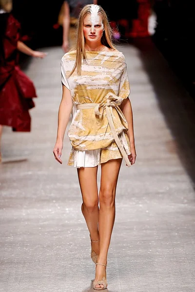 Look 3